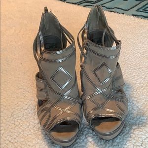 Gianni Bini Taupe and Metallic Heel Size 8.5